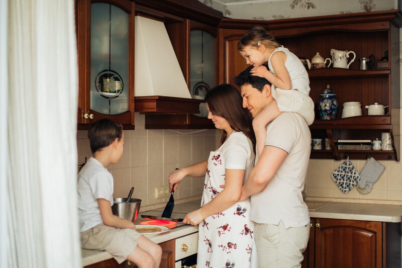 Familie beim Kochen