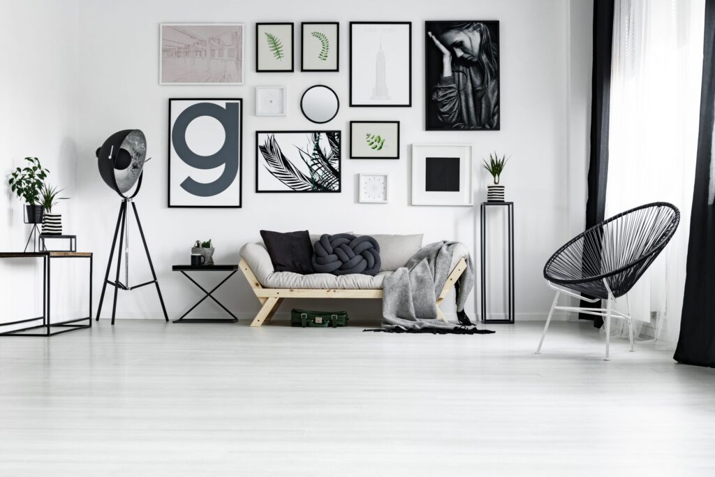 Salonanordnung - die gesamte Wand nutzen zum Bilder anordnen