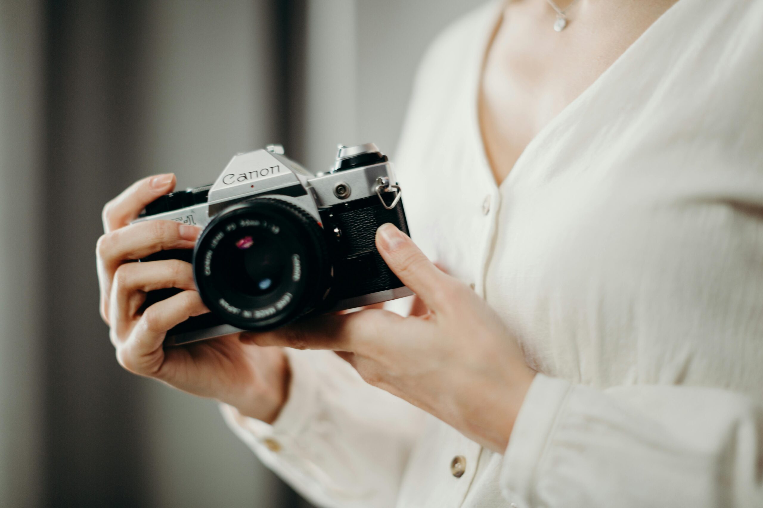 Alte Fotos digitalisieren: scannen oder abfotografieren?