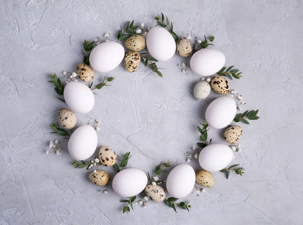 Natürlicher Osterkranz aus Eiern