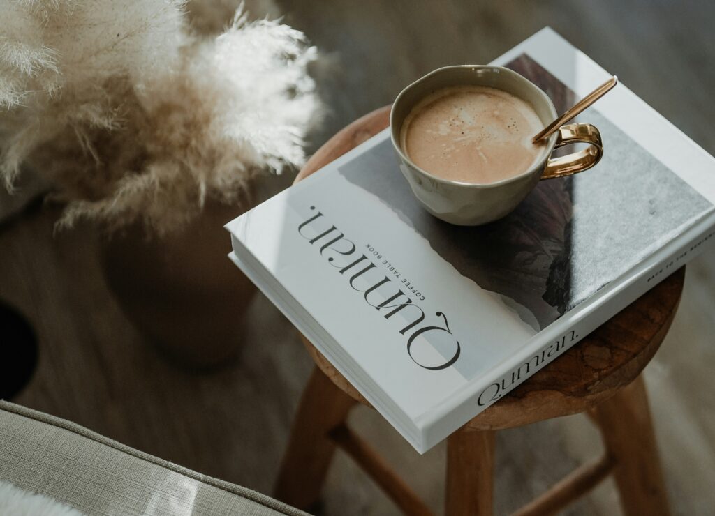 Buch auf dem Couchtisch