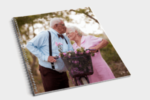 Älteres Ehepaar auf einem Fotobuch-Cover